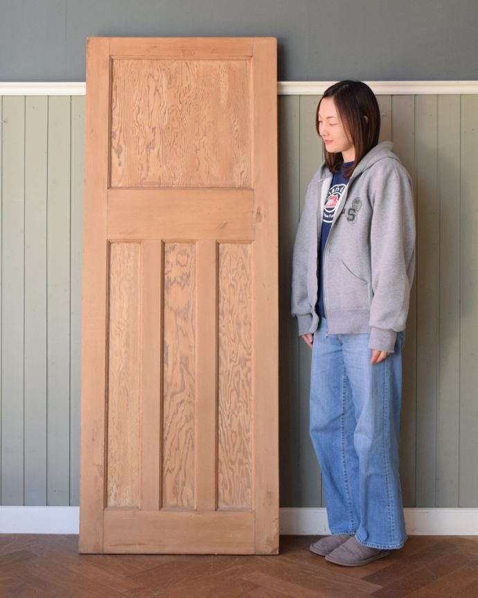 ドア・ゲート　アンティーク家具　どんな部屋にも似合うシンプルデザインおしゃれなアンティークのドア。風合いたっぷりのアンティークドアアンティークらしい木目の風合いがとってもいいアンティークのドア。(k-658-f)