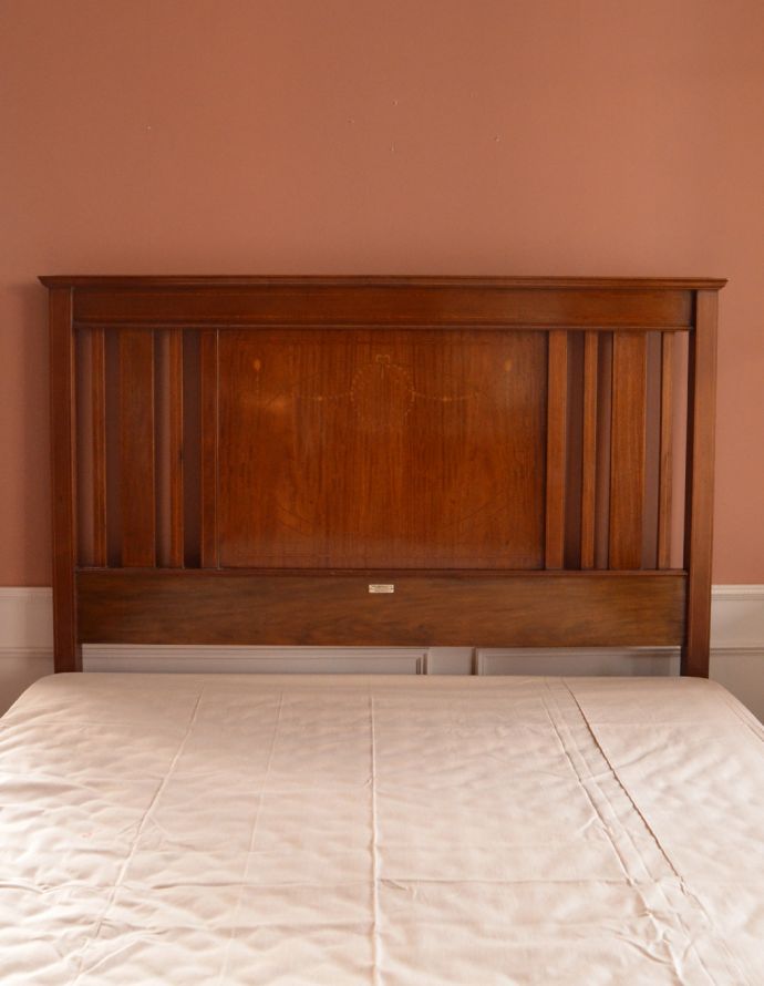 めずらしい家具　アンティーク家具　英国のオシャレなアンティーク家具、マホガニー材のベッドフレーム。ヘッドボードには、繊細なタッチで模様が描かれています。(k-678-f)