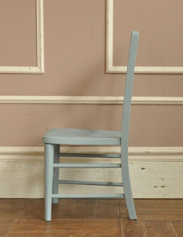 板座面　アンティーク チェア　可愛いアンティークの椅子、ブルー色のチャイルドチェア（子ども用）。しっかりと支えてくてる背もたれの角度は、長く座っていても疲れません。(k-679-c-1)