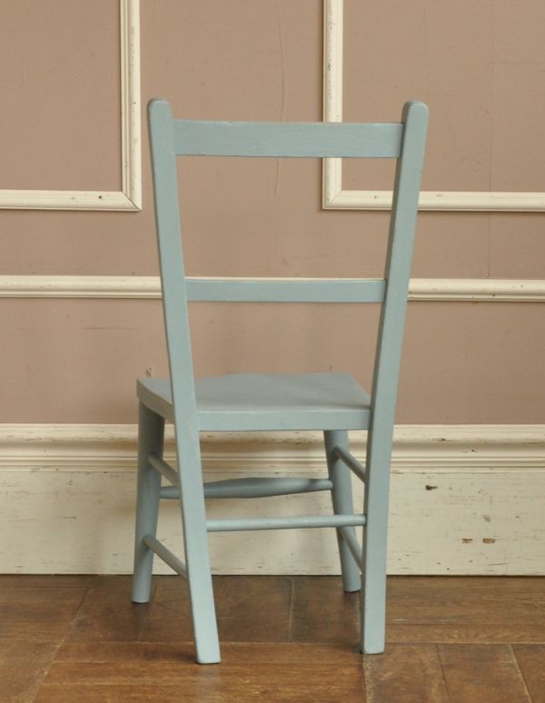 板座面　アンティーク チェア　可愛いアンティークの椅子、ブルー色のチャイルドチェア（子ども用）。持ち運びも楽チンですよ。(k-679-c-1)
