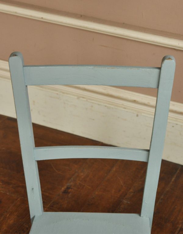 板座面　アンティーク チェア　可愛いアンティークの椅子、ブルー色のチャイルドチェア（子ども用）。キズや汚れ、木目や色は1脚1脚微妙に違いますが、どれもキレイに仕上げています。(k-679-c-1)