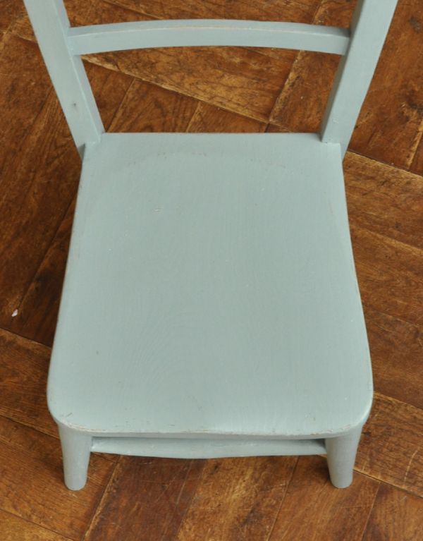 板座面　アンティーク チェア　可愛いアンティークの椅子、ブルー色のチャイルドチェア（子ども用）。角が丸く作られているので、小さいお子様がいるご家庭でも安心です。(k-679-c-1)