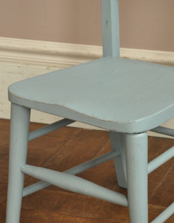 板座面　アンティーク チェア　可愛いアンティークの椅子、ブルー色のチャイルドチェア（子ども用）。座ぐりしてあるので座りやすいですよ。(k-679-c-1)