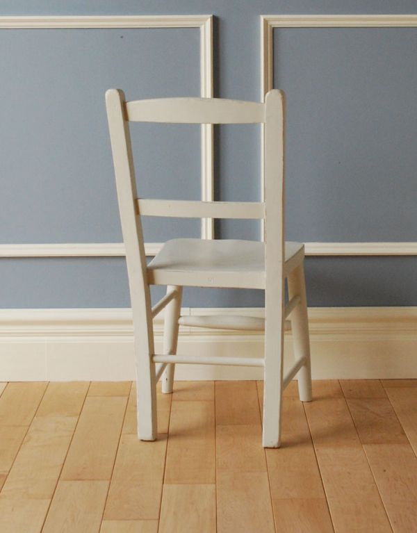 板座面　アンティーク チェア　イギリスから届いたアンティーク椅子、白い色のチャイルドチェア。持ち運びも楽チンですよ。(k-707-c-1)