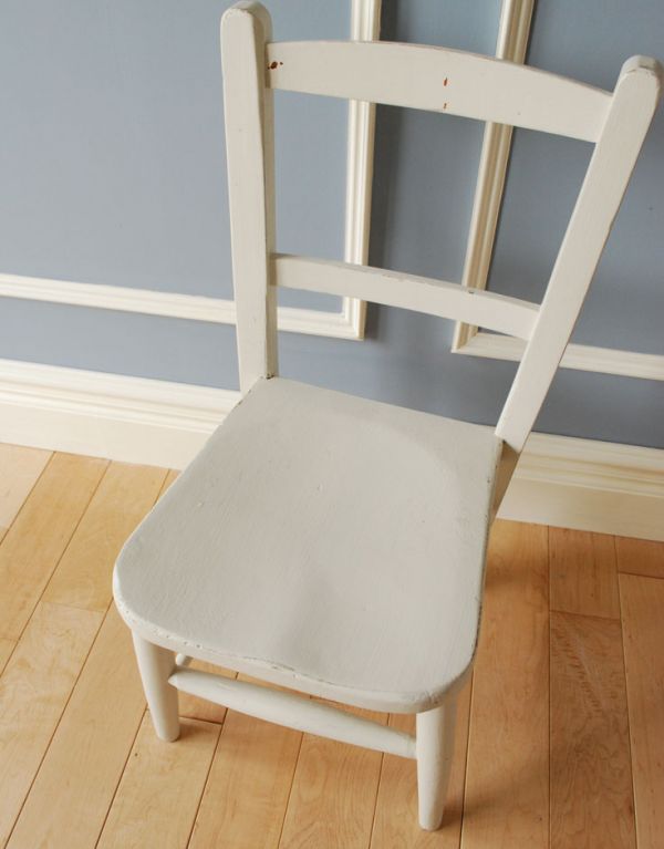 板座面　アンティーク チェア　イギリスから届いたアンティーク椅子、白い色のチャイルドチェア。角が丸く作られているので、小さいお子様がいるご家庭でも安心です。(k-707-c-1)
