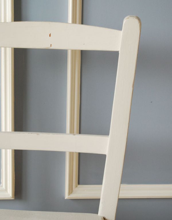 板座面　アンティーク チェア　イギリスから届いたアンティーク椅子、白い色のチャイルドチェア。キズや汚れ、木目や色は1脚1脚微妙に違いますが、どれもキレイに仕上げています。(k-707-c-1)