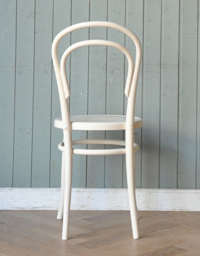 ベントウッドチェア　アンティーク チェア　英国の伝統的なアンティーク椅子、ベントウッドチェア（ホワイト）。スッキリとキレイな後ろ姿です。(k-732-c)