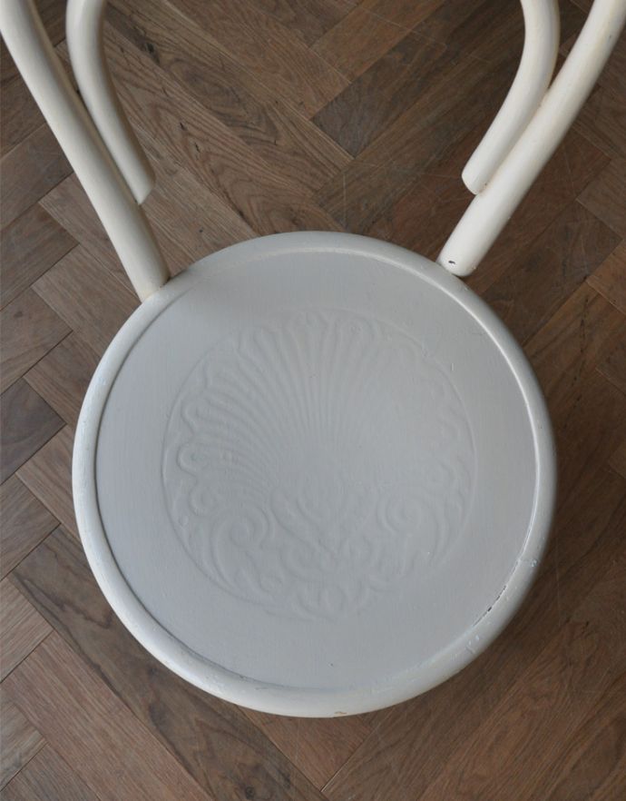 ベントウッドチェア　アンティーク チェア　英国の伝統的なアンティーク椅子、ベントウッドチェア（ホワイト）。丸い座面には美しい模様が描かれています。(k-732-c)