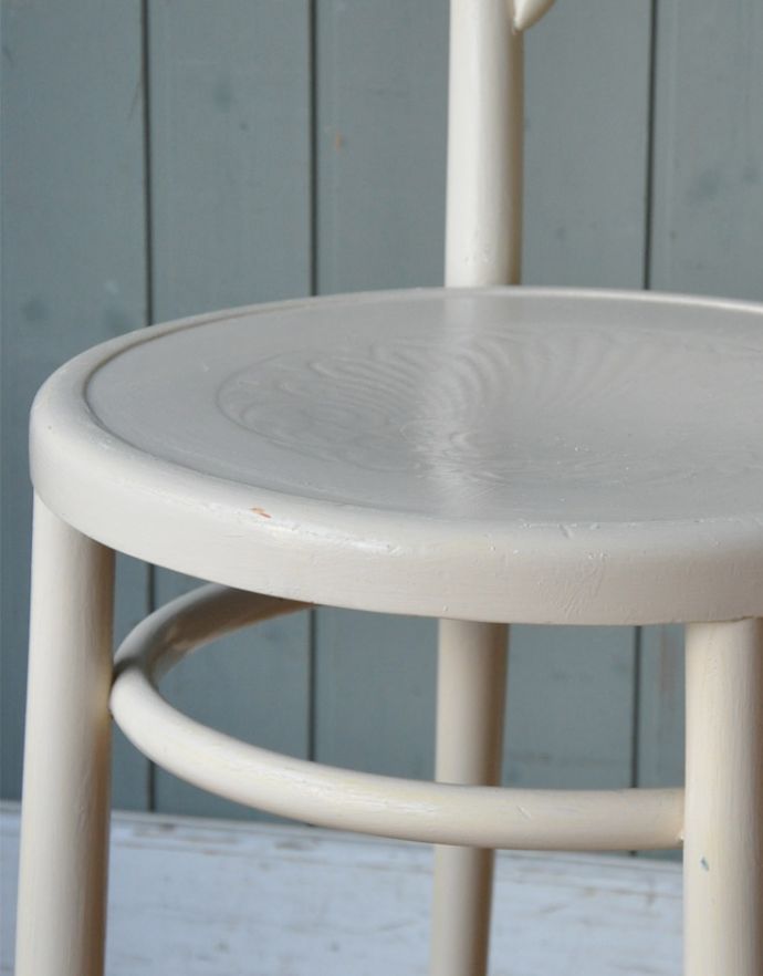 ベントウッドチェア　アンティーク チェア　英国の伝統的なアンティーク椅子、ベントウッドチェア（ホワイト）。キズや汚れ、木目や色は1脚1脚微妙に違いますが、どれもキレイに仕上げています。(k-732-c)