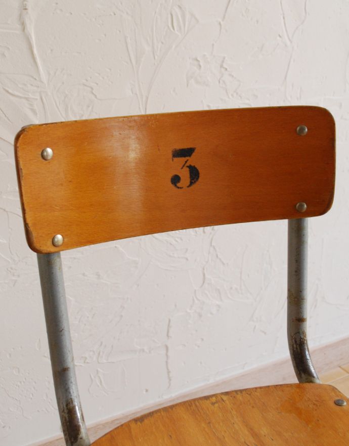 キッチンチェア　アンティーク チェア　イギリスのアンティーク家具の子供用スタッキングチャイルドチェア。「３」のナンバリングがポイント！書体もナチュラルでオシャレです。(k-739-c-1)