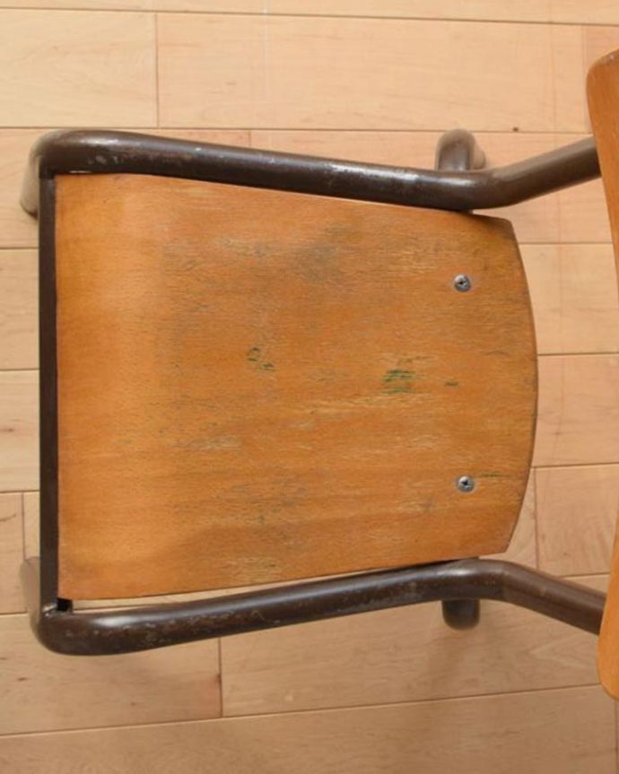 キッチンチェア　アンティーク チェア　イギリスのアンティーク家具の子供用スタッキングチャイルドチェア。木製の座面お尻の部分が少しへこんでいます。(k-740-c-1)