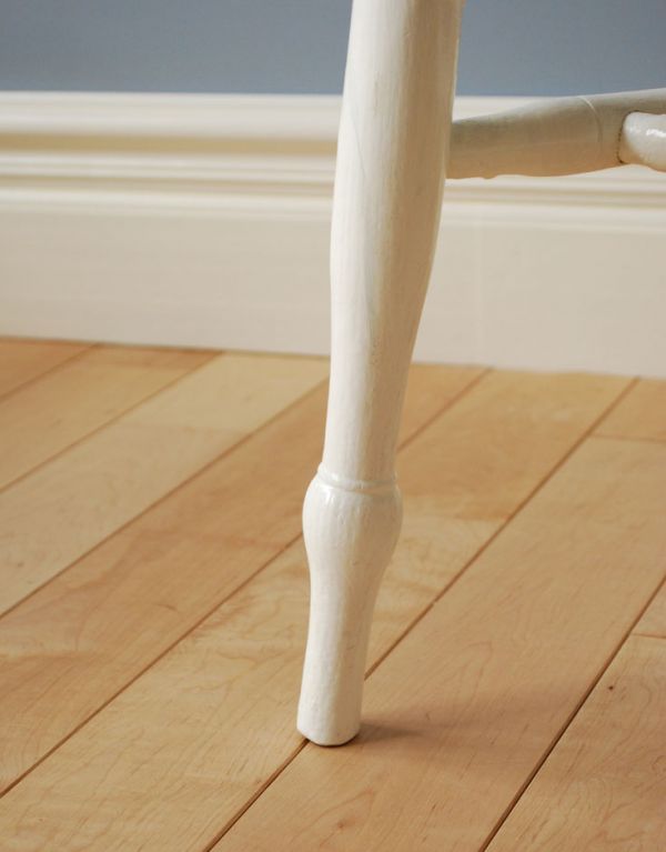 キッチンチェア　アンティーク チェア　イギリスのアンティーク家具、白色の可愛いダイニングチェア（キッチンチェア）。先まで装飾の入った可愛い脚です。(k-741-c-1)