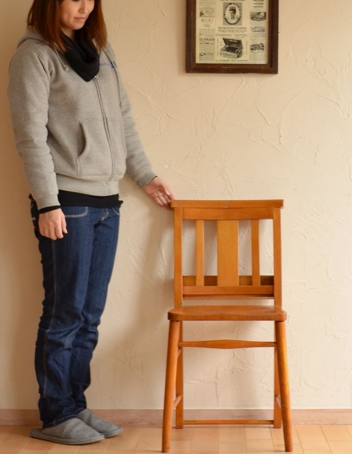 板座面　アンティーク チェア　イギリスから来たアンティーク椅子、可愛らしいチャペルチェア。シンプルなデザインなので合わせやすいですよ！（モデルの身長は160cmです）【 全体 】幅42.5×奥行46×高さ80.5cm【 座面 】幅38×奥行38×高さ44.5cm。(k-746-c-1)
