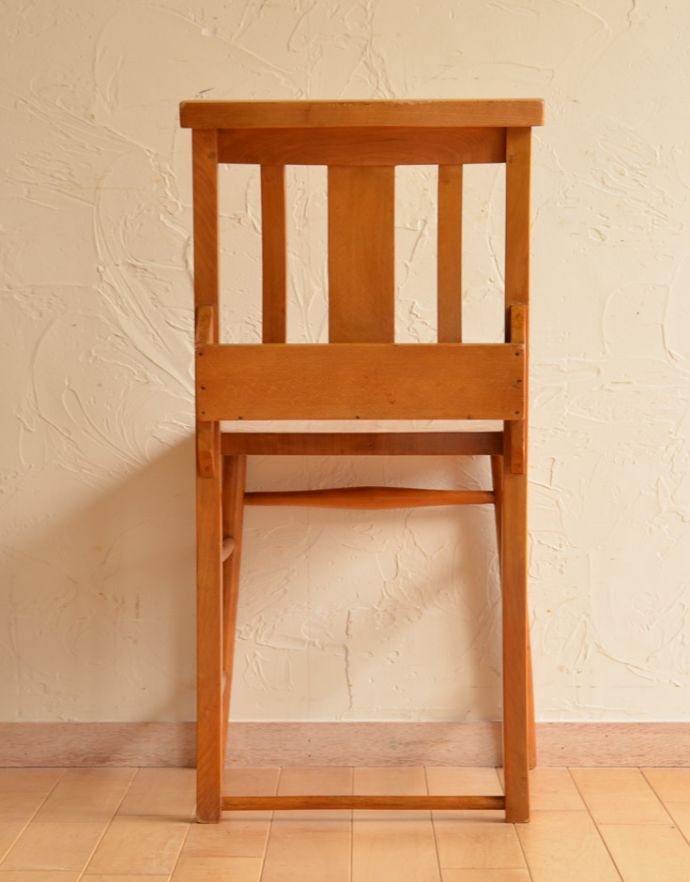 板座面　アンティーク チェア　イギリスから来たアンティーク椅子、可愛らしいチャペルチェア。後ろ姿も絵になるチャーチチェア。(k-746-c-1)