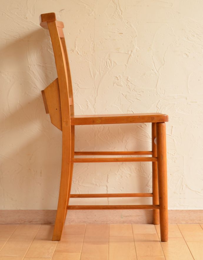板座面　アンティーク チェア　イギリスから来たアンティーク椅子、可愛らしいチャペルチェア。背もたれがカーブしているので、ゆったりくつろげます。(k-746-c-1)