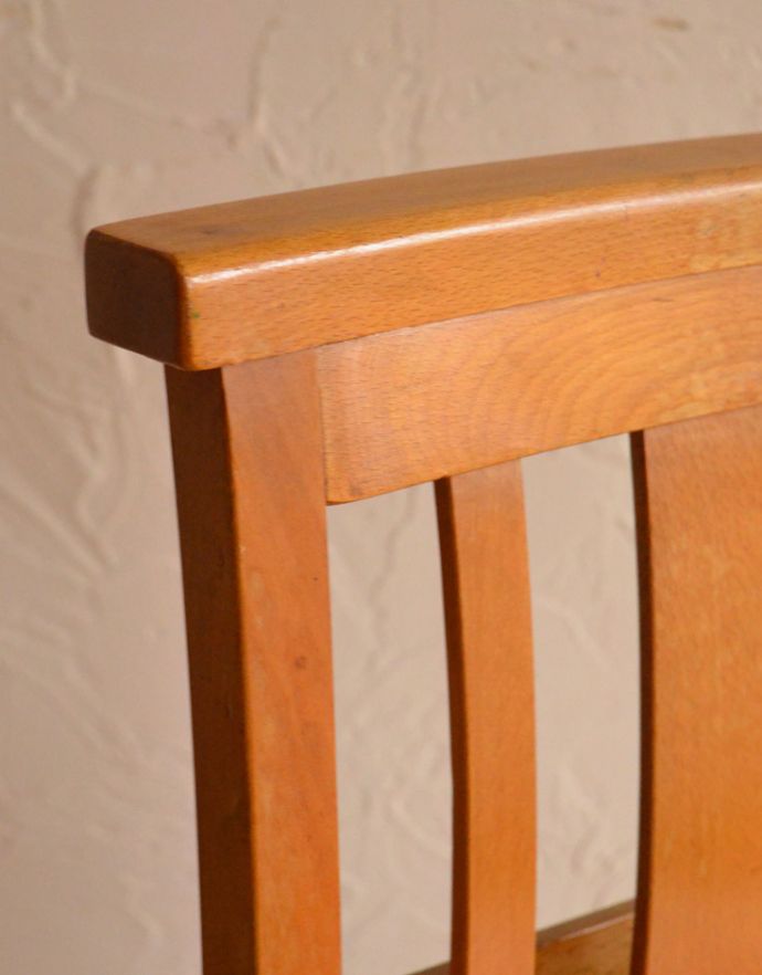 板座面　アンティーク チェア　イギリスから来たアンティーク椅子、可愛らしいチャペルチェア。キズや汚れ、木目や色は1脚1脚微妙に違いますが、どれもキレイに仕上げています。(k-746-c-1)