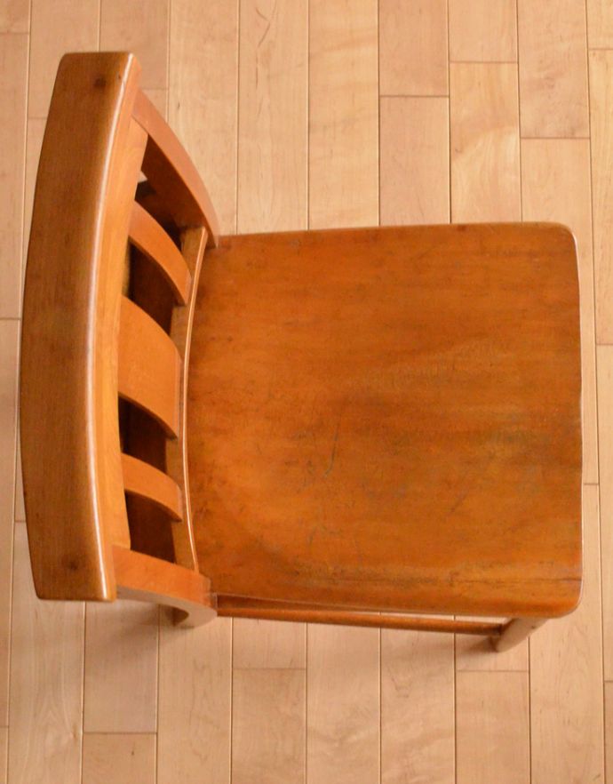 板座面　アンティーク チェア　イギリスから来たアンティーク椅子、可愛らしいチャペルチェア。座りやすい座面。(k-746-c-1)