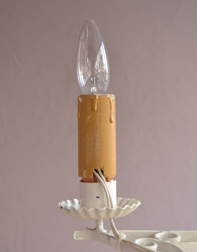 シャンデリア　照明・ライティング　フランスで見つけたアイアン製のアンティークシャンデリア（3灯タイプ）（Ｅ17シャンデリア球付）。LEDも使えます口金は100Wまで対応可能ですが、蝋管付きなので白熱球は40W以下がオススメです。(k-748-z-1)