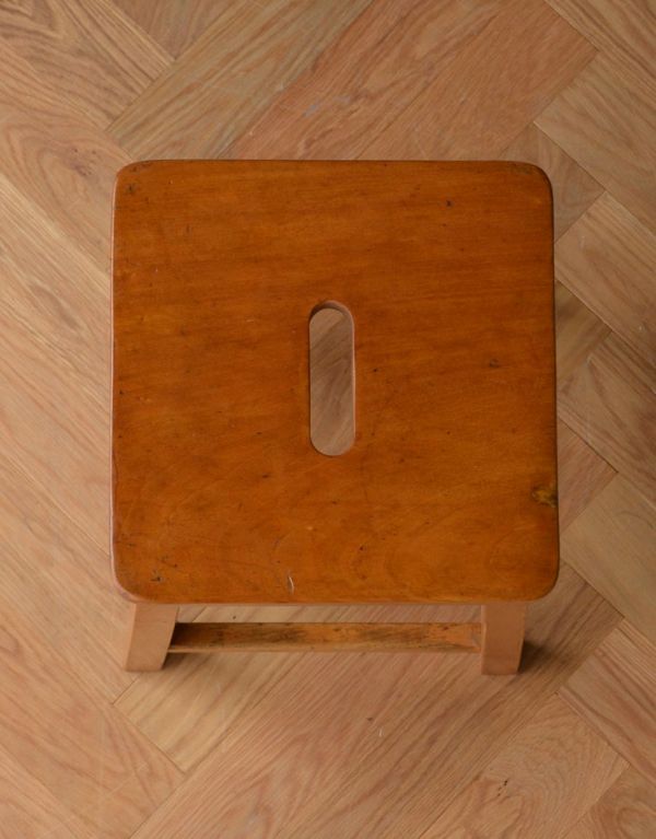 板座面　アンティーク チェア　ナチュラルインテリアの椅子、アンティークのハイスツール。角が丸いので小さなお子様にも安心です。(k-759-c-1)
