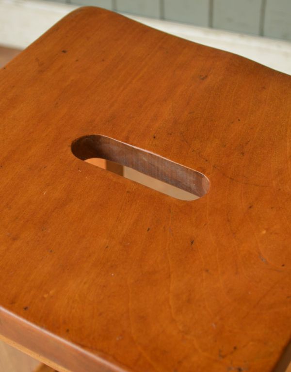 板座面　アンティーク チェア　ナチュラルインテリアの椅子、アンティークのハイスツール。座面には少しくり抜きがあります。(k-759-c-1)