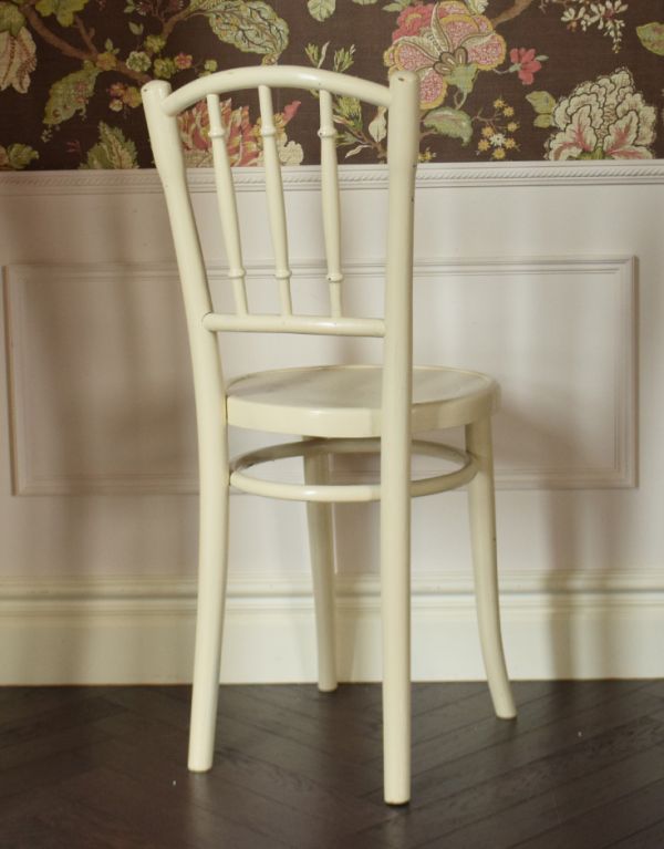 ベントウッドチェア　アンティーク チェア　イギリスから届いたアンティーク椅子、ベントウッドチェア（ホワイト）。スッキリとキレイな後ろ姿です。(k-765-c-1)
