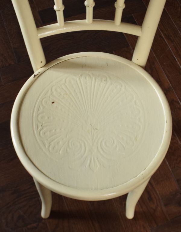 ベントウッドチェア　アンティーク チェア　イギリスから届いたアンティーク椅子、ベントウッドチェア（ホワイト）。丸い座面には美しい模様が描かれています。(k-765-c-1)