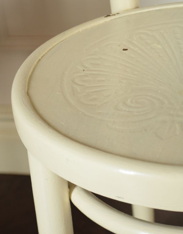 ベントウッドチェア　アンティーク チェア　イギリスから届いたアンティーク椅子、ベントウッドチェア（ホワイト）。キズや汚れ、木目や色は1脚1脚微妙に違いますが、どれもキレイに仕上げています。(k-765-c-1)