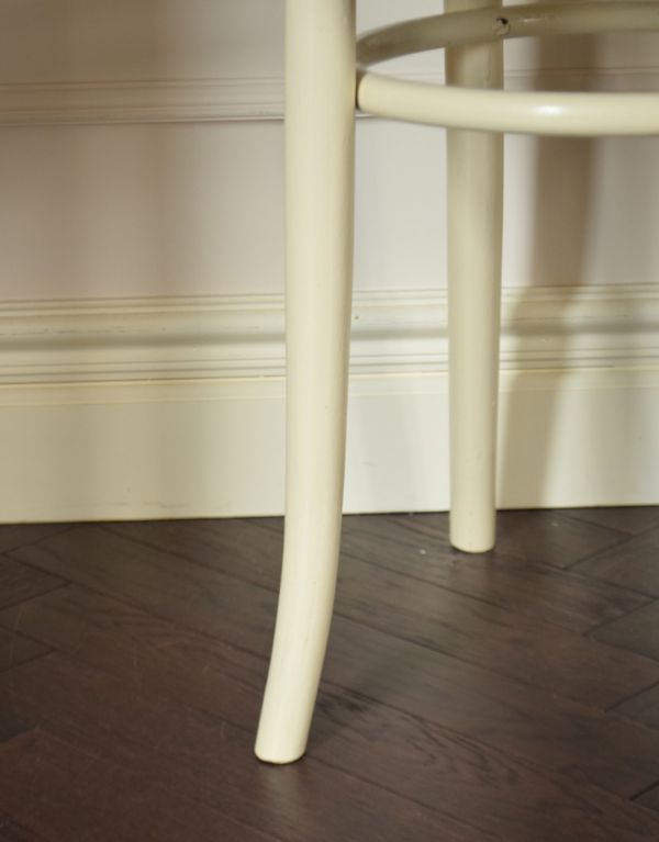 ベントウッドチェア　アンティーク チェア　イギリスから届いたアンティーク椅子、ベントウッドチェア（ホワイト）。脚先が緩くカーブしています。(k-765-c-1)