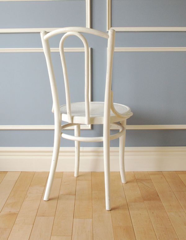 ベントウッドチェア　アンティーク チェア　英国の伝統的なアンティーク椅チェア、ベントウッドチェア（ホワイト）。スッキリとキレイな後ろ姿です。(k-766-c-1)