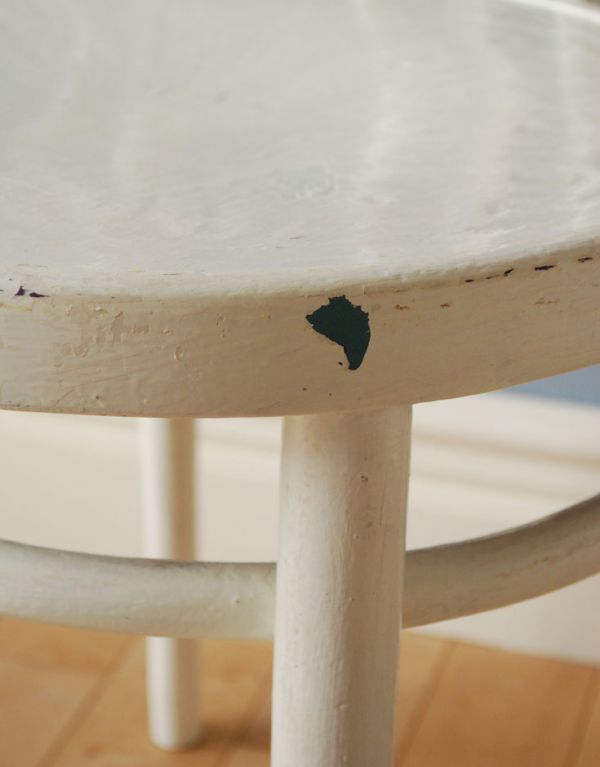 ベントウッドチェア　アンティーク チェア　英国の伝統的なアンティーク椅チェア、ベントウッドチェア（ホワイト）。キズや汚れ、木目や色は1脚1脚微妙に違いますが、どれもキレイに仕上げています。(k-766-c-1)