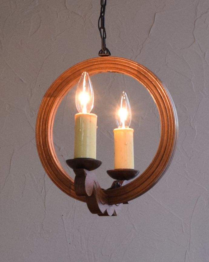 シャンデリア　照明・ライティング　英国インテリアのアンティーク照明・木製シャンデリア 。あたたかい明かりがお部屋を包みこみます。(k-806-z-1)