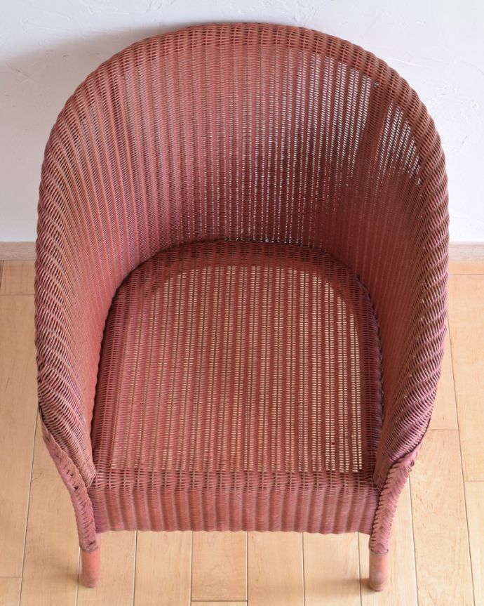 ロイドルーム　アンティーク チェア　アンティークの英国椅子、ピンクペイントのロイドルームチェア。座面は広々していて、キレイにピンク色でペイントされています。(k-814-c-1)