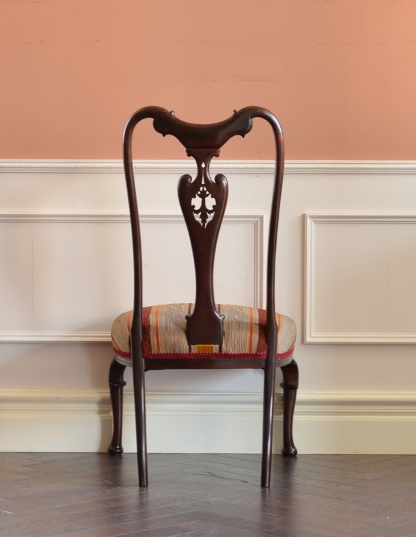アンティーク チェア　大人っぽいアンティークの椅子、英国のナーシングチェア。アンティークらしく、流行を追わずに長く使えるデザイン。(k-827-c)