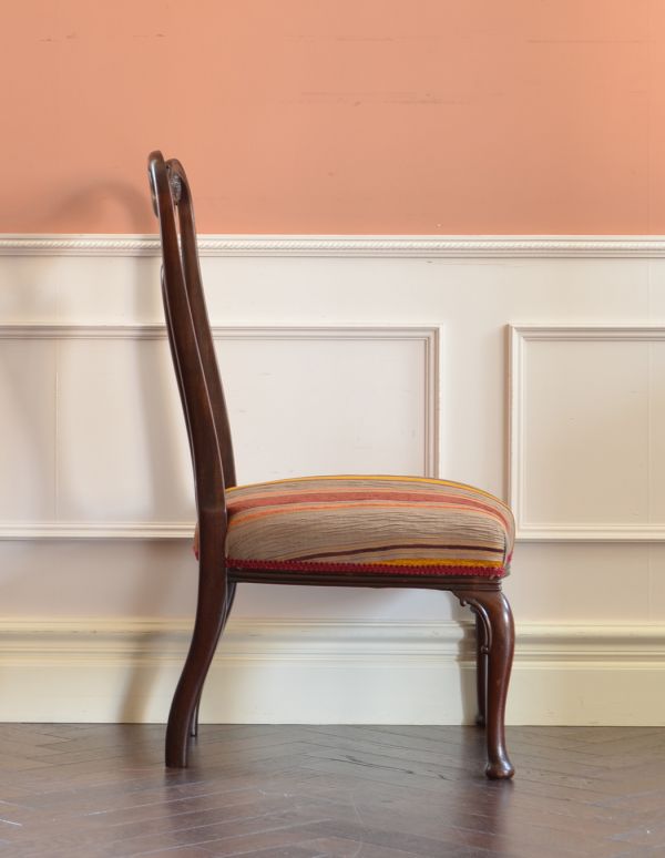 アンティーク チェア　大人っぽいアンティークの椅子、英国のナーシングチェア。よしかかりやすい背もたれです。(k-827-c)