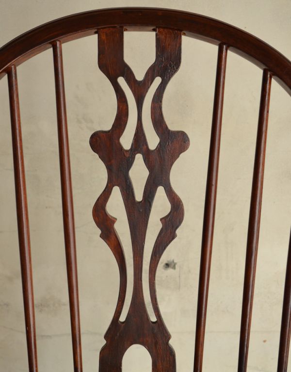 チェスターフィールド　アンティーク チェア　ゆらゆら揺れるアンティークの椅子、木製のロッキングチェア。美しい装飾を施した背もたれ。(k-829-c)