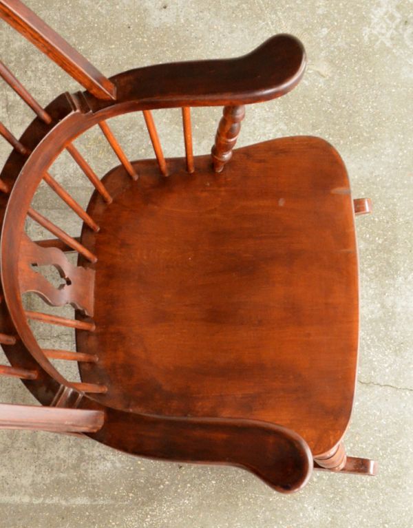 チェスターフィールド　アンティーク チェア　ゆらゆら揺れるアンティークの椅子、木製のロッキングチェア。とっても座りやすい座面。(k-829-c)