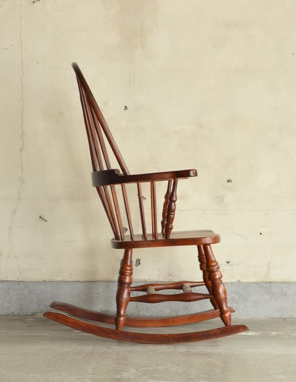 チェスターフィールド　アンティーク チェア　ゆらゆら揺れるアンティークの椅子、木製のロッキングチェア。落ち着いた色味の木製のロッキングチェア。(k-829-c)