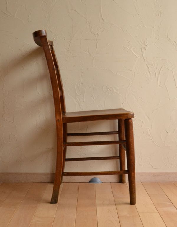 板座面　アンティーク チェア　イギリスから来たアンティークの椅子、ラダーバックのチャペルチェア。シンプルでとっても可愛いチャーチチェアです。(k-836-c)