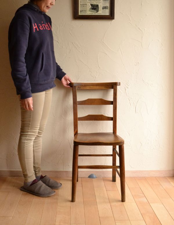 板座面　アンティーク チェア　イギリスから来たアンティークの椅子、ラダーバックのチャペルチェア。シンプルなデザインなので合わせやすいですよ！飽きのこないデザインがやっぱり人気です。(k-836-c)