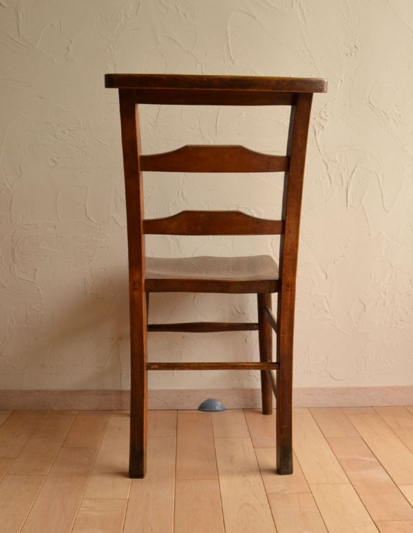 板座面　アンティーク チェア　イギリスから来たアンティークの椅子、ラダーバックのチャペルチェア。後ろ姿も絵になるチャーチチェア。(k-836-c)
