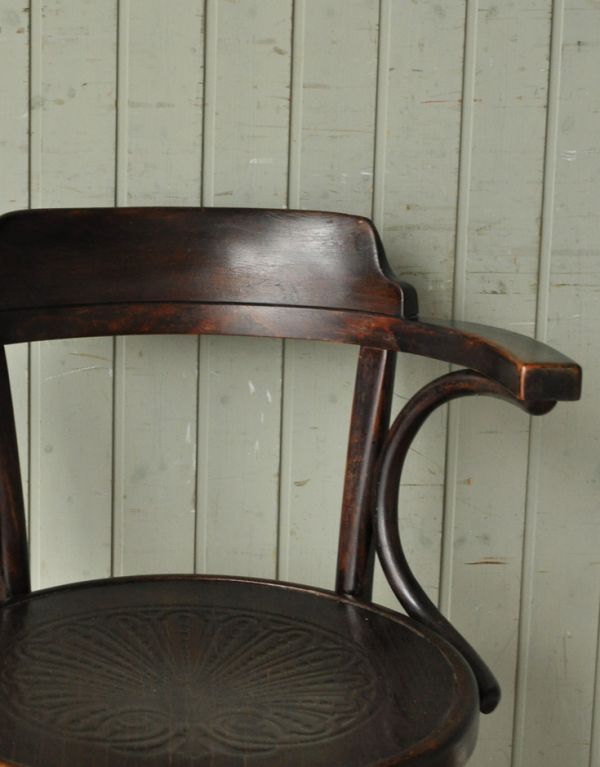 アンティーク チェア　英国のおしゃれなアンティークの椅子、美しいベントウッドアームチェア。背もたれにも曲げ木の技術が活かされています。(k-843-c)