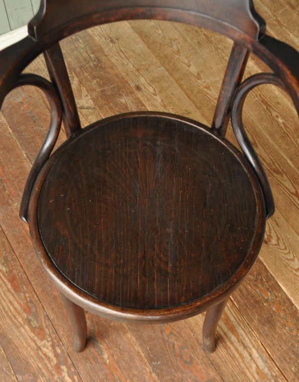 アンティーク チェア　英国のおしゃれなアンティークの椅子、美しいベントウッドアームチェア。座面には美しい模様が描かれています。(k-843-c)