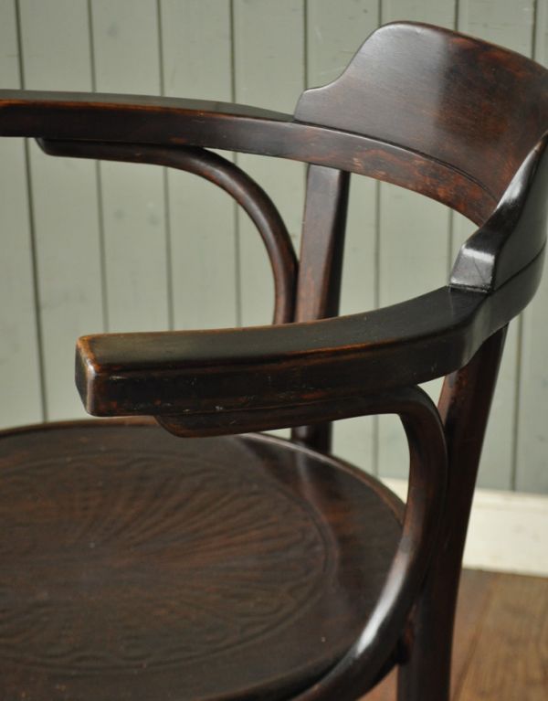 アンティーク チェア　英国のおしゃれなアンティークの椅子、美しいベントウッドアームチェア。肘置きがあるのでリラックスして座れます。(k-843-c)
