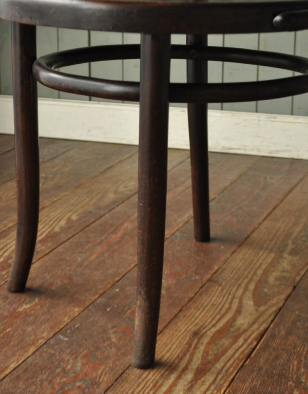 アンティーク チェア　英国のおしゃれなアンティークの椅子、美しいベントウッドアームチェア。脚先が緩くカーブして可愛いです。(k-843-c)