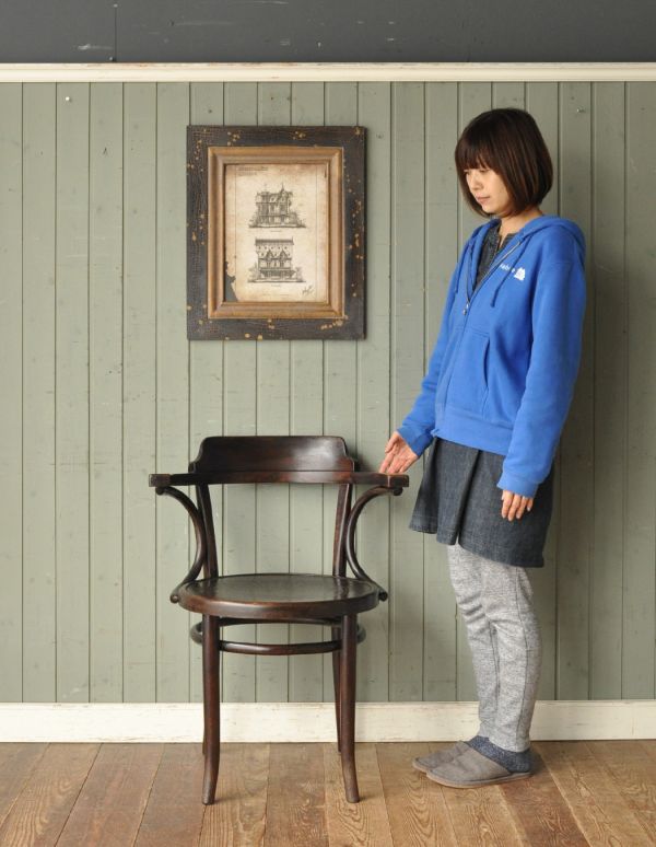 アンティーク チェア　英国のおしゃれなアンティークの椅子、美しいベントウッドアームチェア。ゆったりとした掛け心地のアーム付きベントウッドチェア！お部屋に飾っておいてもオシャレなアイテムです。(k-843-c)