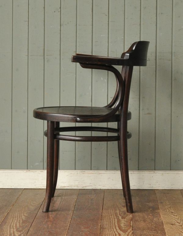 アンティーク チェア　英国のおしゃれなアンティークの椅子、美しいベントウッドアームチェア。飽きのこないデザインです。(k-843-c)
