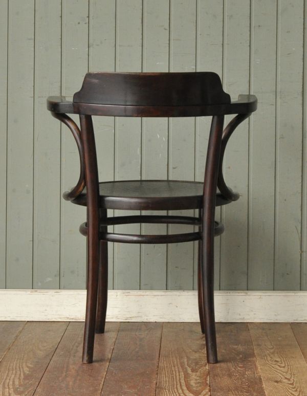 アンティーク チェア　英国のおしゃれなアンティークの椅子、美しいベントウッドアームチェア。後姿もスマートでカッコいいです。(k-843-c)