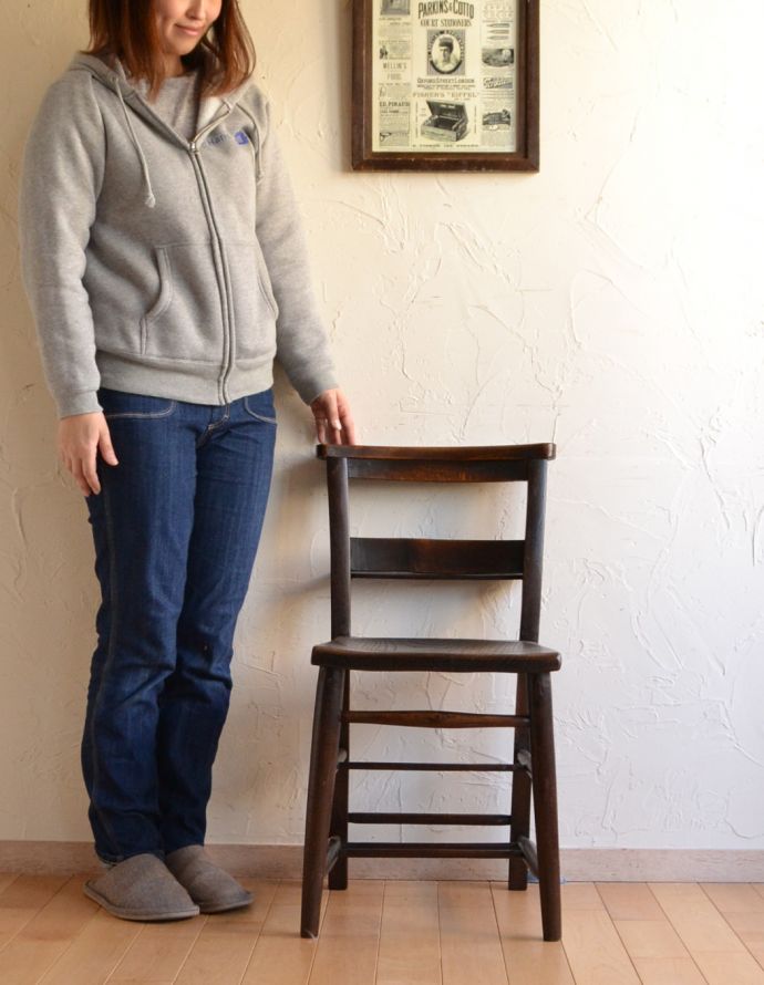 板座面　アンティーク チェア　教会で使われていたアンティークの椅子、木製のチャペルチェア。シンプルなデザインなので合わせやすいですよ！ダイニングやキッチンにもすぐに馴染みますよ。(k-844-c-1)