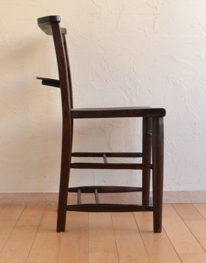 板座面　アンティーク チェア　教会で使われていたアンティークの椅子、木製のチャペルチェア。背もたれがカーブしているので、ゆったりくつろげます。(k-844-c-1)