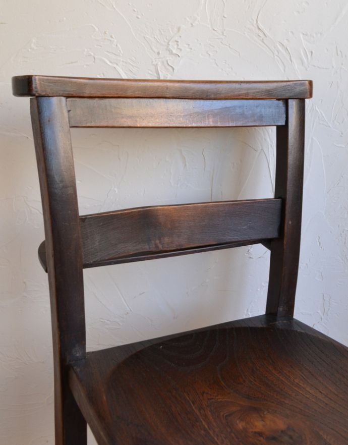 板座面　アンティーク チェア　教会で使われていたアンティークの椅子、木製のチャペルチェア。アンティークは新品ではないので、経年変化によるキズはありますが、専門の職人によって目立たないようにキレイにお直しをしています。(k-844-c-1)
